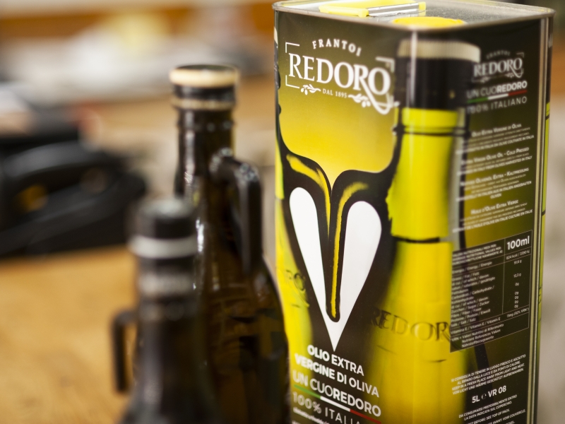 Tast gratuït d'oli d'oliva extra verge biològic i diversos productesbiològics